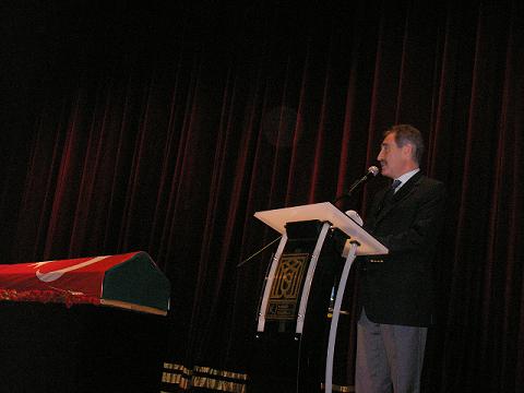Fazıl Hüsnü Dağlarca'nın Ölüm Töreni: Kadıköy Süreyya Opera Binsı, Kültür Bakanı Ertuğrul Günay konuşmasını yaparken, 20 Ekim 2008 