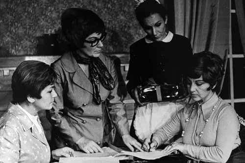 Fethiye Sezer, 1970 yılında Şehir Tiyatrosunda sahnelenen Claire Boothe Lucenin yazdığı, Kani Kıpçakın yönettiği Kadınlar adlı oyunda